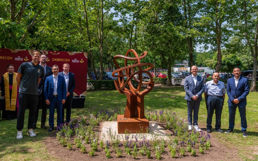 Debrecen received a statue as a gift