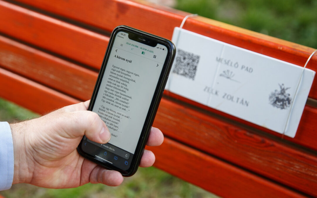 Smart benches with QR code handed over