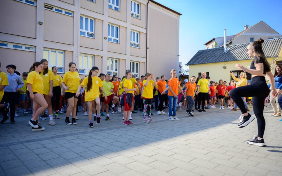 Students moved together at Szoboszlói Street Primary School