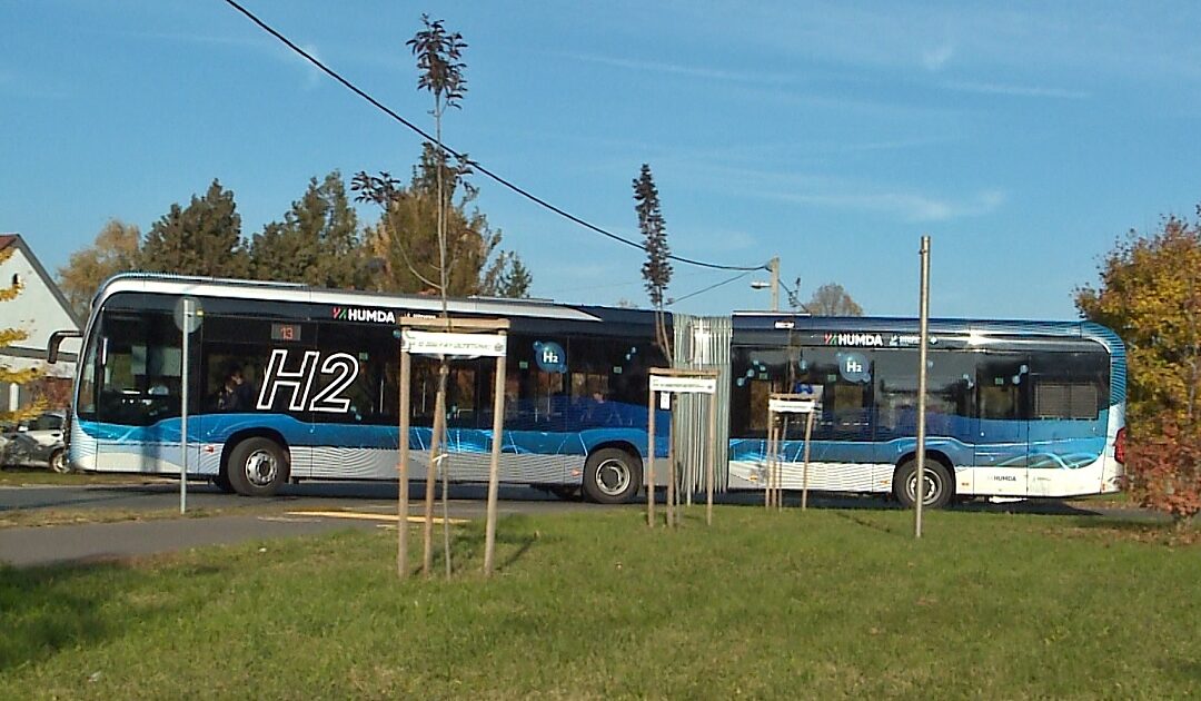 New articulated hydrogen bus being tested in Debrecen