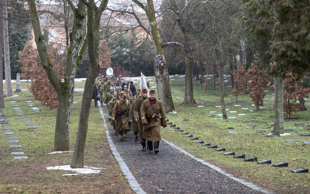 Debrecen high school students commemorate Don heroes with a seventy-kilometer hike