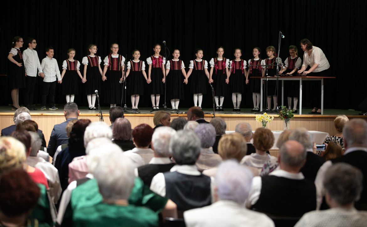 Csapókerti Community House was filled with folk songs