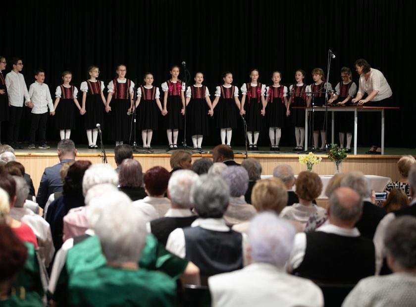 Csapókerti Community House was filled with folk songs