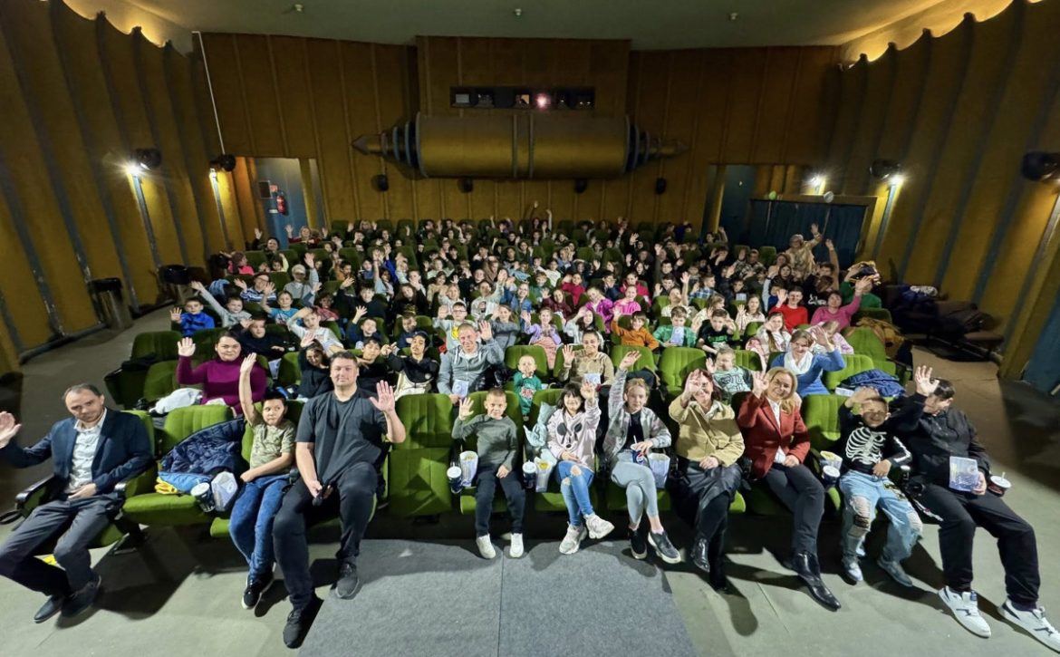 Children who helped and those who were helped received a movie experience as a gift