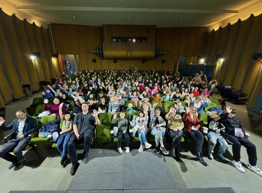 Children who helped and those who were helped received a movie experience as a gift