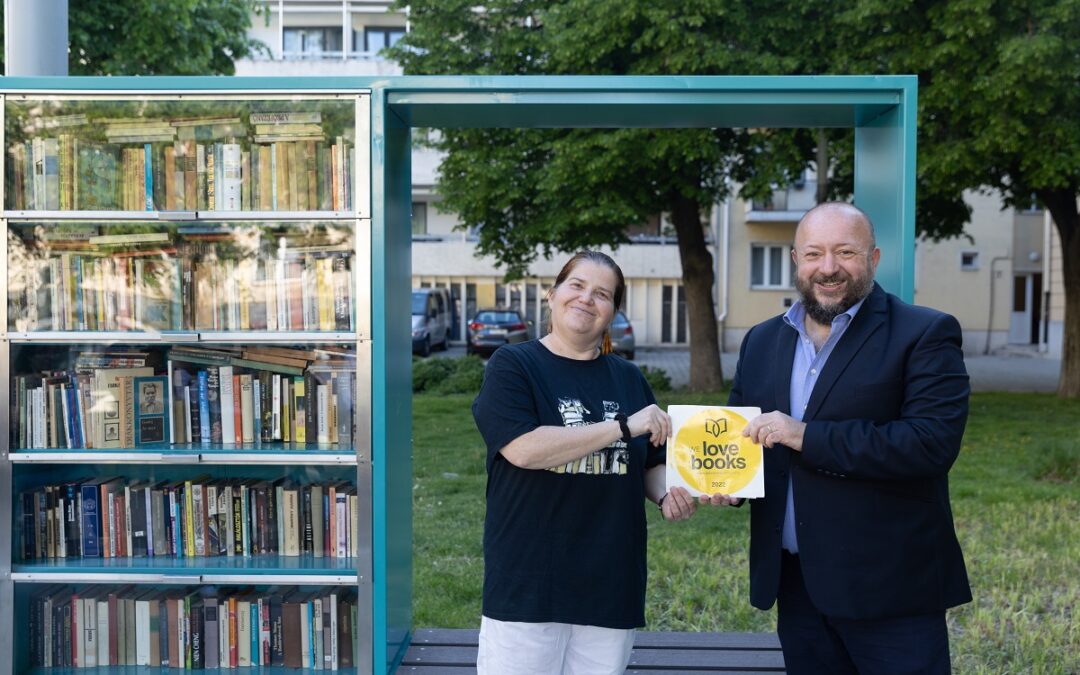 The popular outdoor book cabinet in the Ady Park has been renovated