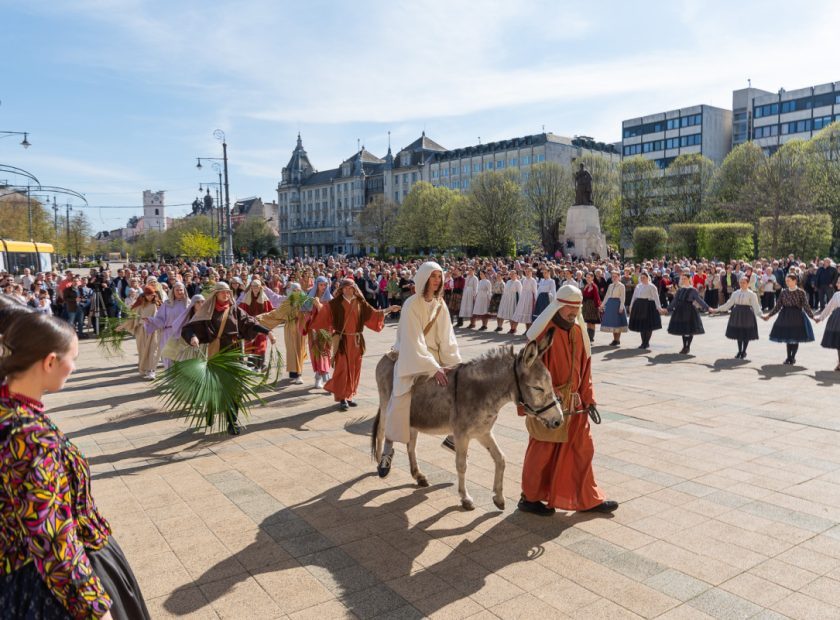 Palm Sunday Way of the Cross with prayer, poetry, and singing in Debrecen – 2025