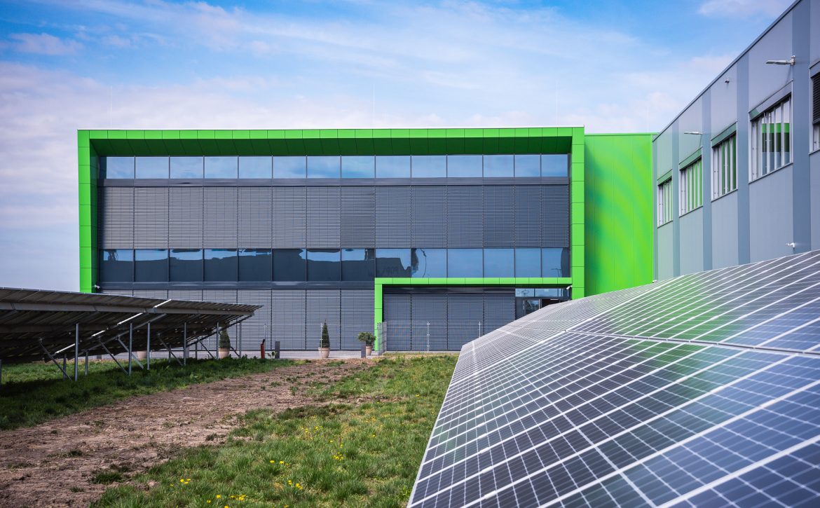 Sensirion doubles its production capacity and workforce with new production hall in Debrecen