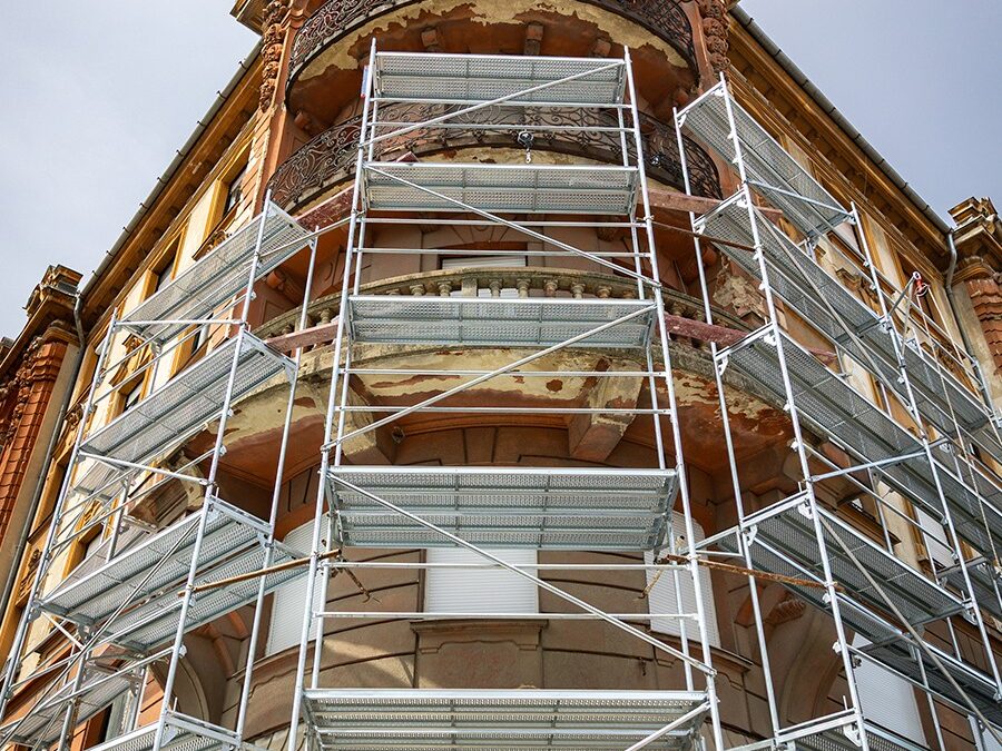 A series of patinated buildings in downtown Debrecen to be renovated