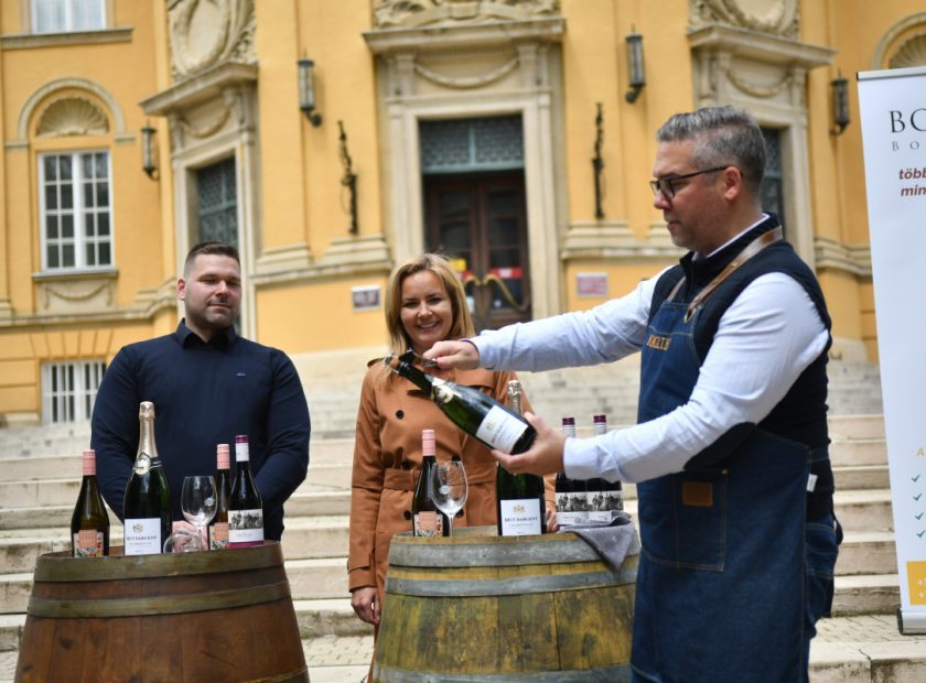 Open champagne with a sabre at FestiWine