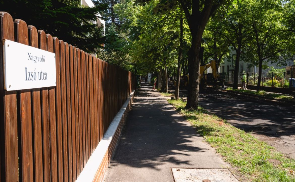 Road renovations continue in Debrecen-Phase II modernisation of Izsó Street has begun