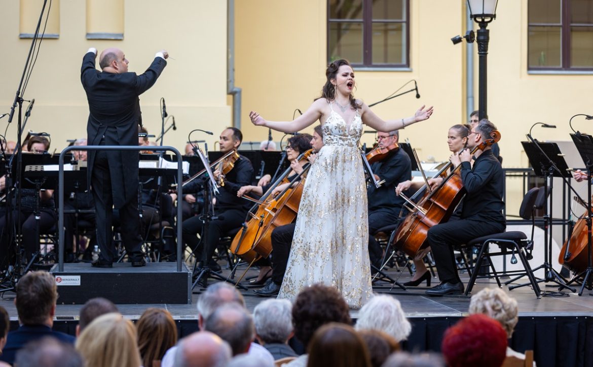 The melodies of Verdi’s operas filled the courtyard of the Old Town Hall