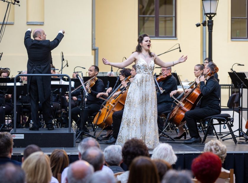 The melodies of Verdi’s operas filled the courtyard of the Old Town Hall