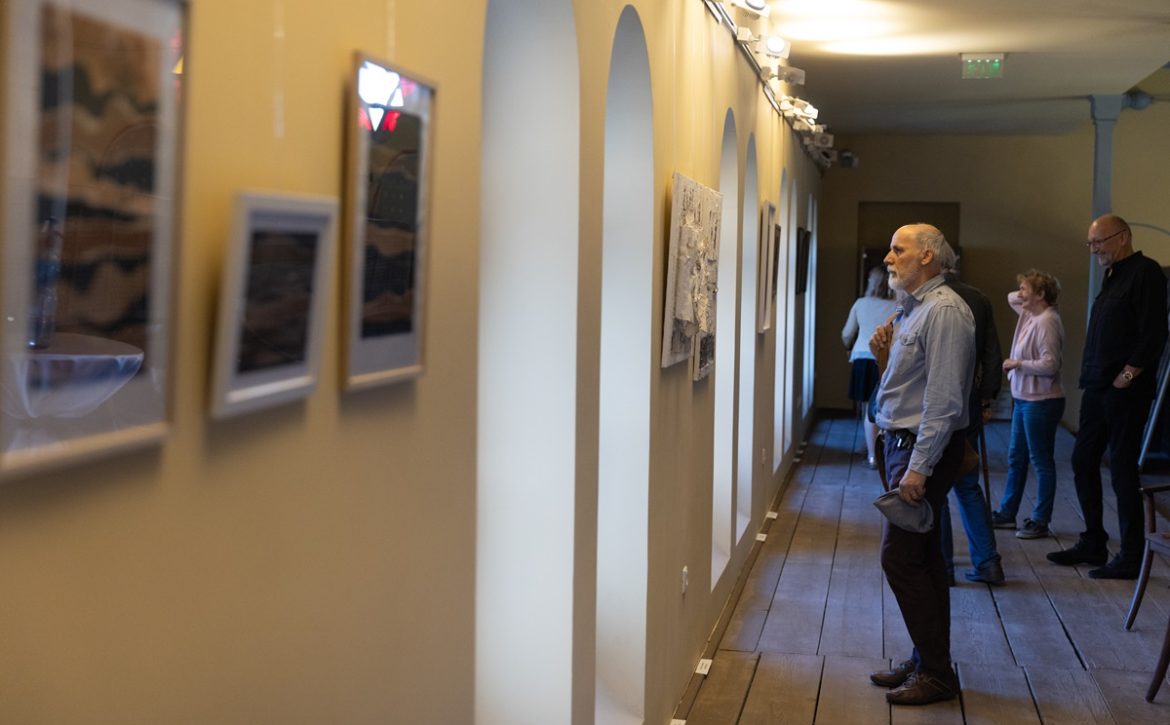 Creative solitude in an inspiring community – New exhibition opens at the Synagogue Gallery in Debrecen