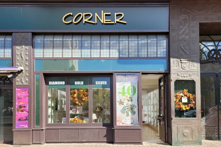 corner 768x512