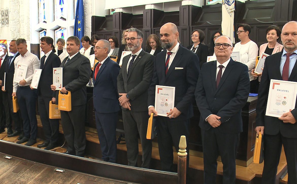 All government offices will be equipped with defibrillators – Nationwide rollout announced in Debrecen