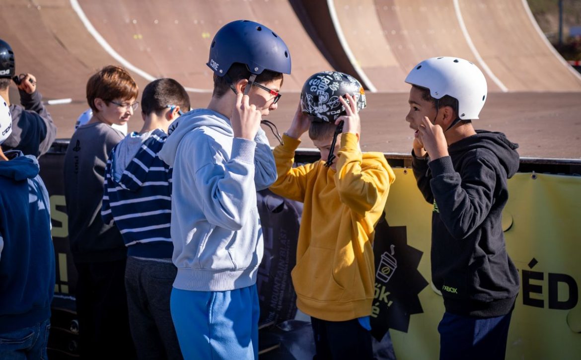 Children in Debrecen can learn to skateboard during PE lessons at DEBEX