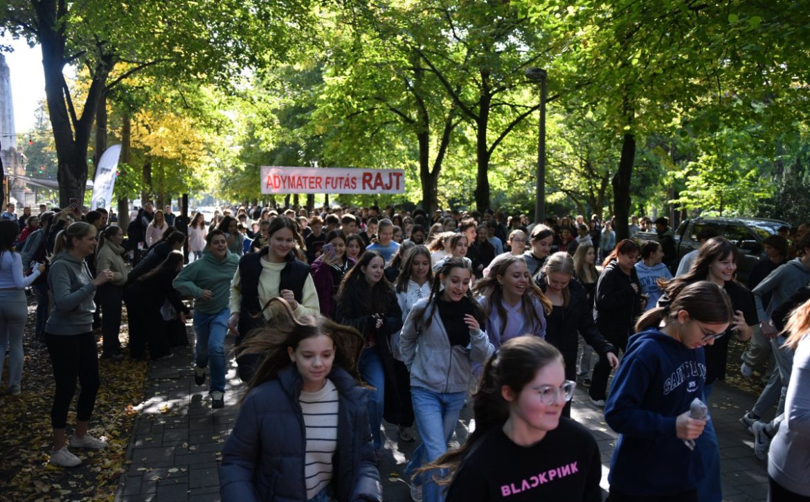 Former and new students of the Ady Grammar School students ran together in the Great Forest