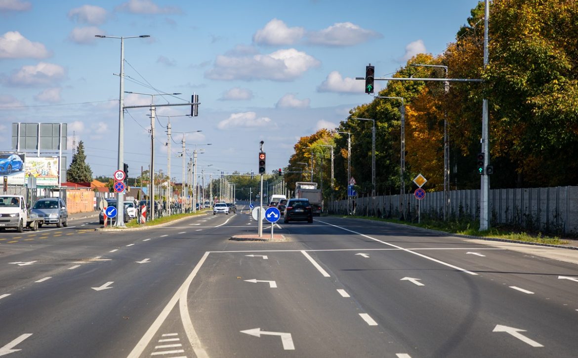 The section of Sámsoni Road from Kapitány Street to the city limits is now open to traffic with 2×2 lanes