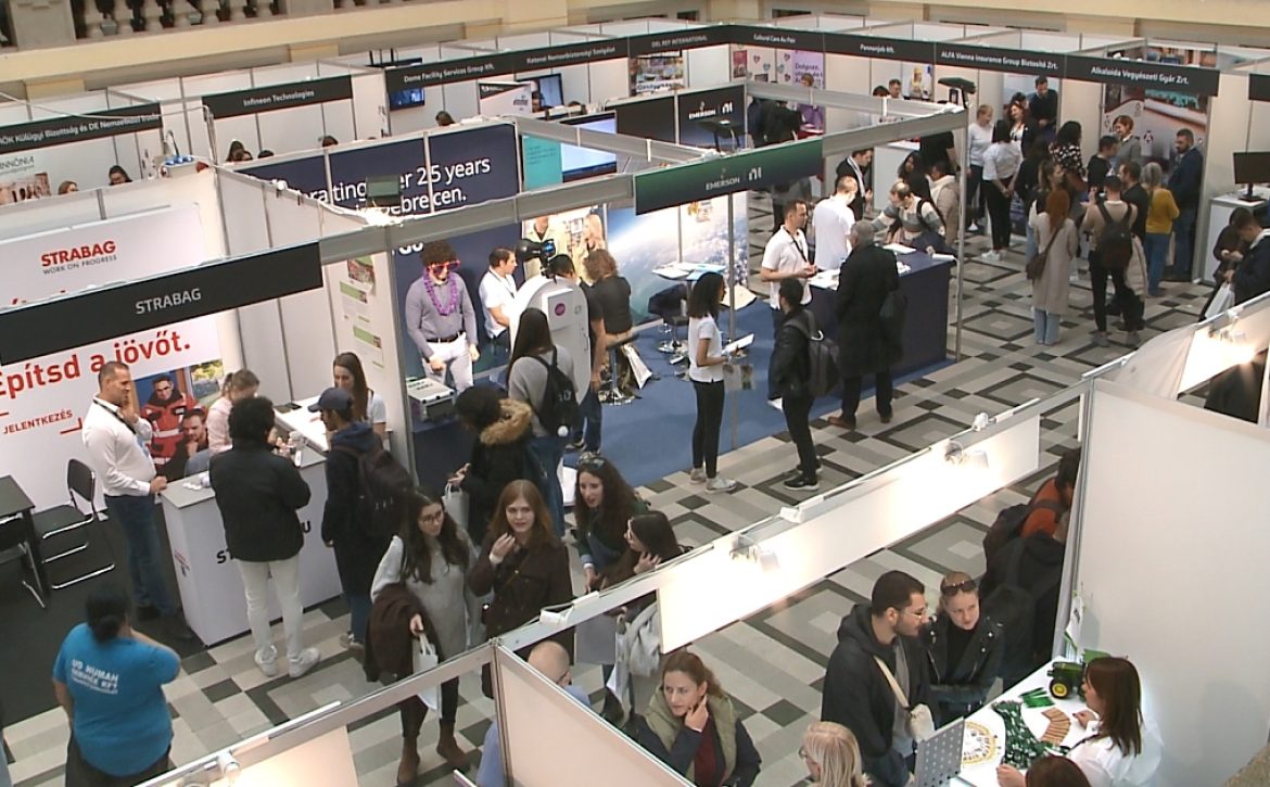 40 exhibitors awaited job seekers at the University of Debrecen’s autumn job fair