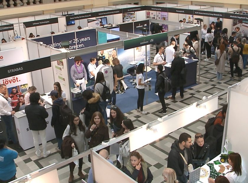 40 exhibitors awaited job seekers at the University of Debrecen’s autumn job fair