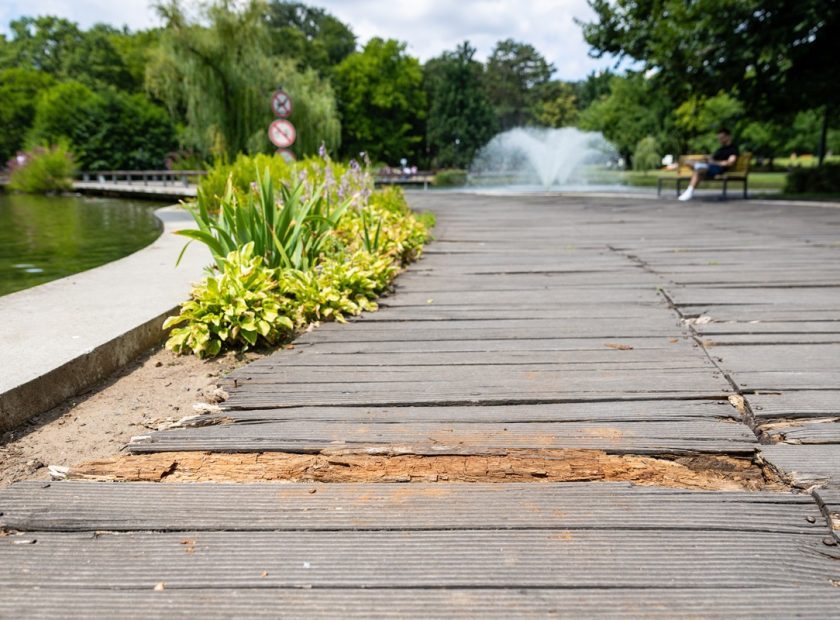 Békás Lake bridge to get new wooden decking soon