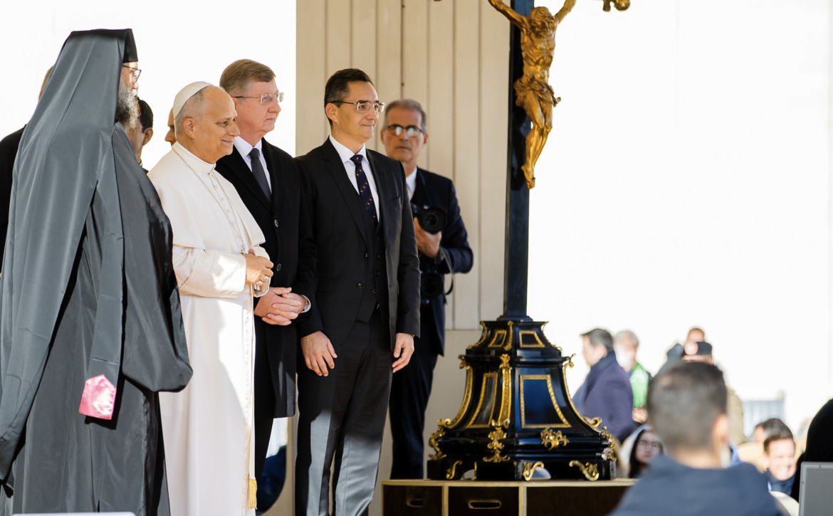 Papp László Presents Debrecen’s Gift to Pope Leo