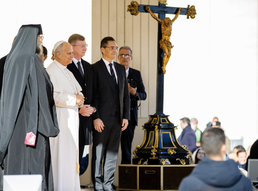 Papp László Presents Debrecen’s Gift to Pope Leo
