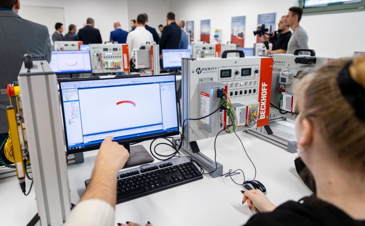 Students at the Faculty of Engineering in Debrecen now have access to a renovated laboratory equipped with state-of-the-art equipment