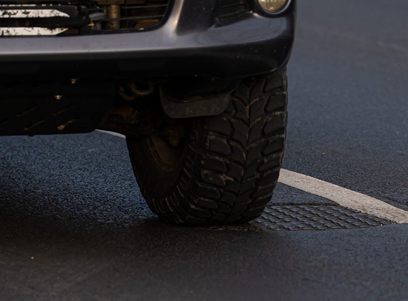 The low-lying sewer covers on Szoboszlói Road are being corrected