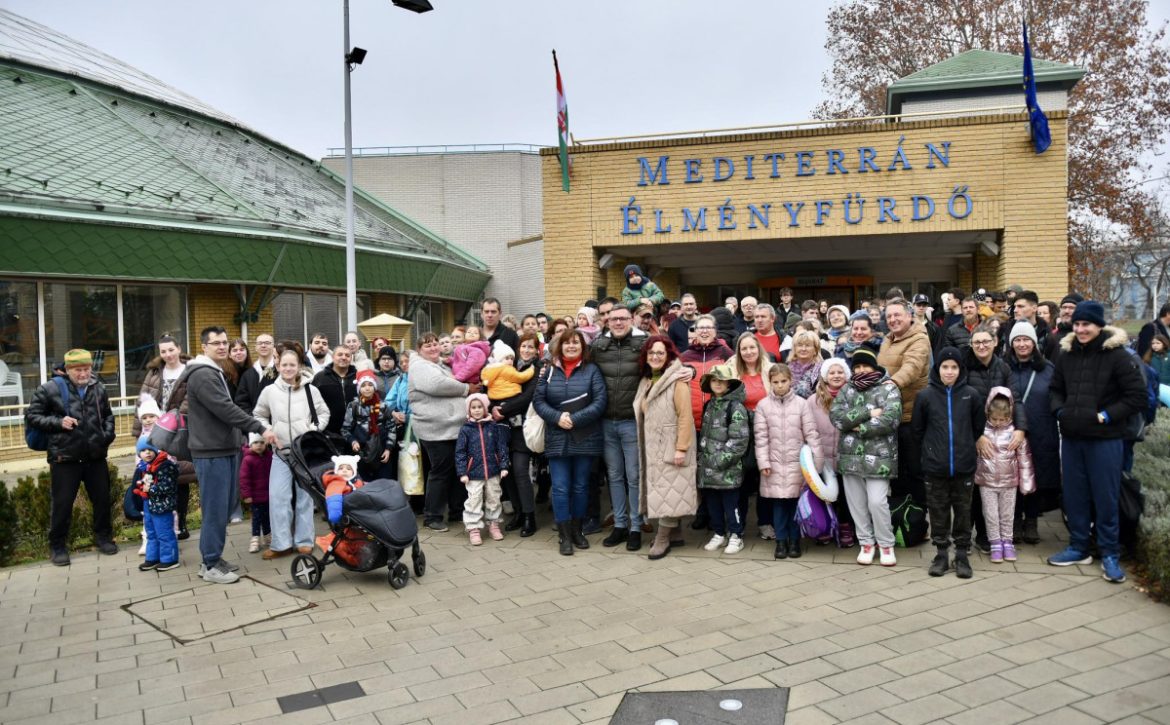Advent experience program, Splash with Santa! was held for large families in Debrecen