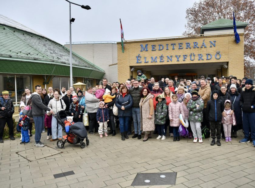 Advent experience program, Splash with Santa! was held for large families in Debrecen