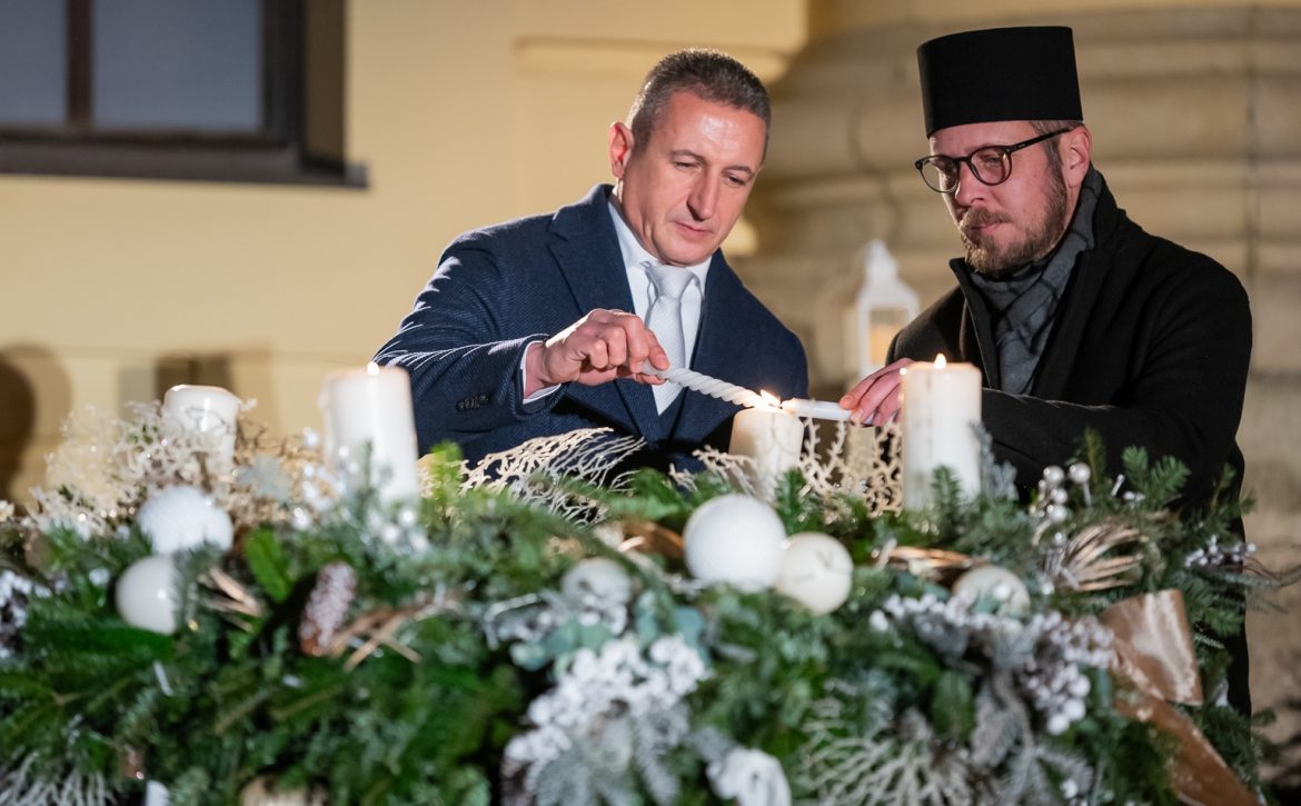 Debrecen4U – Debrecen – Hungary – The Flame of Love Was Lit on the City’s Advent Wreath