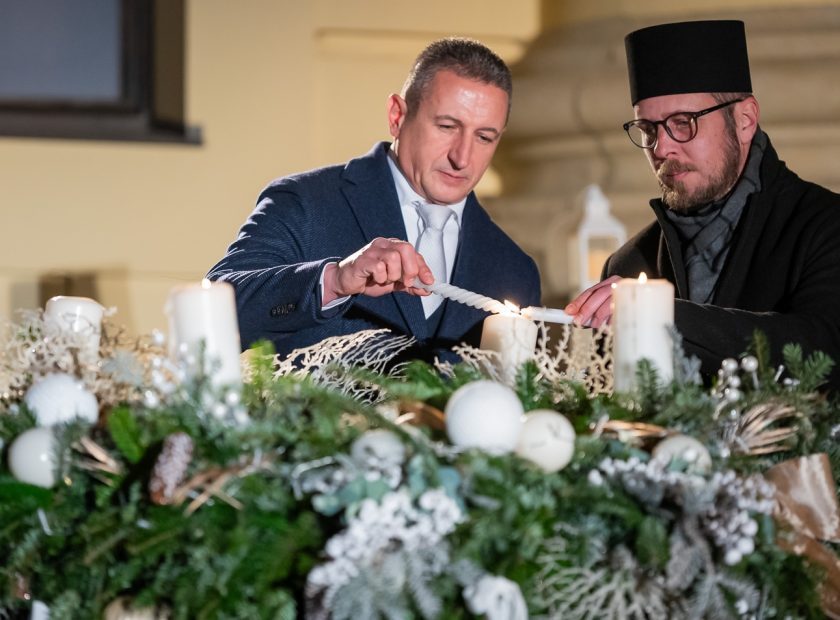 Debrecen4U – Debrecen – Hungary – The Flame of Love Was Lit on the City’s Advent Wreath