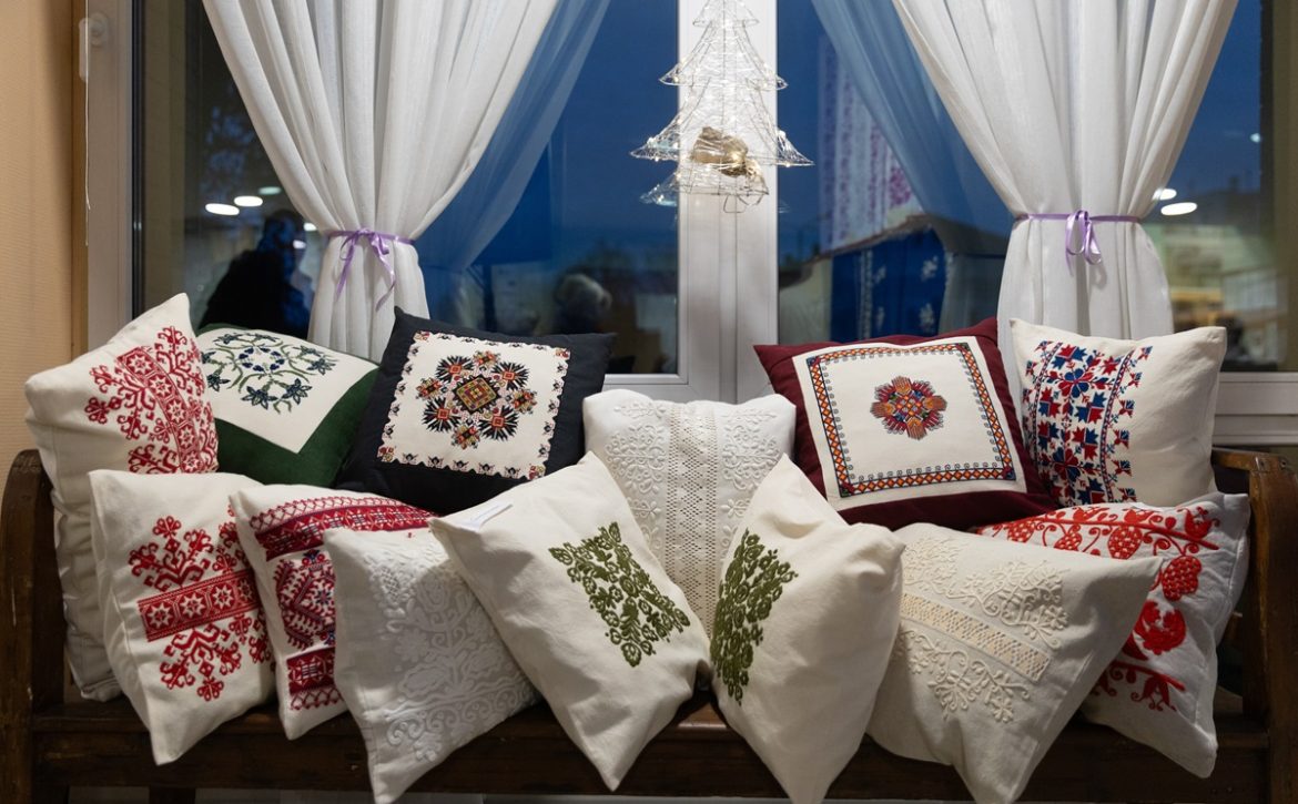 New City Hall Gallery hosts 50th anniversary exhibition of the Tiszta Forrás Embroidery Circle