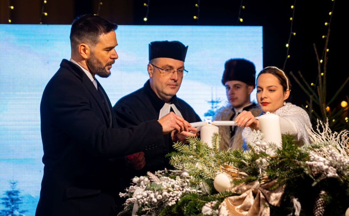 The flame of hope was lit on the city’s Advent wreath