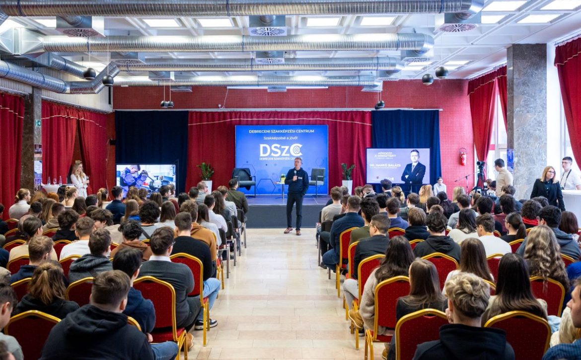 Minister of Culture and Innovation Holds Student Forum in Debrecen