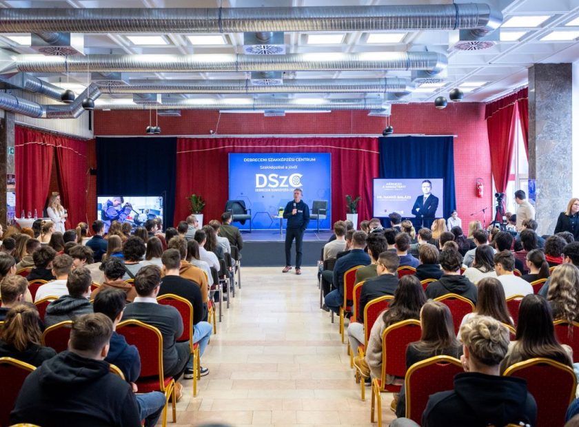 Minister of Culture and Innovation Holds Student Forum in Debrecen