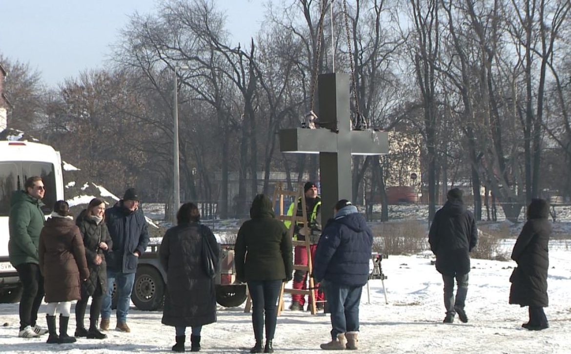 New Hope Baptist Church Prayer House Receives Its Cross in Debrecen