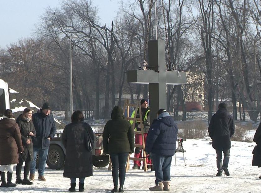 New Hope Baptist Church Prayer House Receives Its Cross in Debrecen