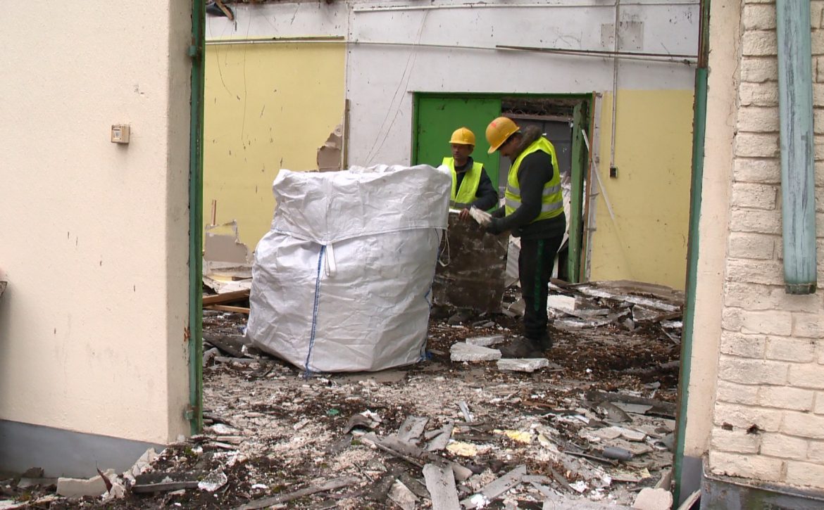 Demolition work is underway on SÃĄmsoni Road, allowing the fourâlane development to proceed