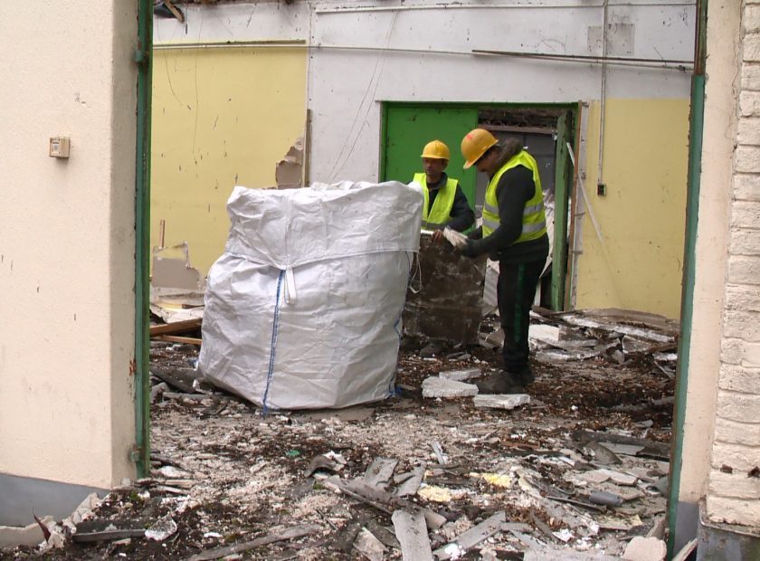 Demolition work is underway on Sámsoni Road, allowing the four‑lane development to proceed