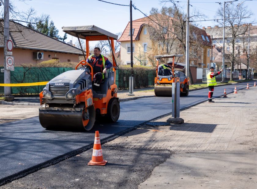 Major Road Resurfacing Underway on Munkácsy Mihály Street