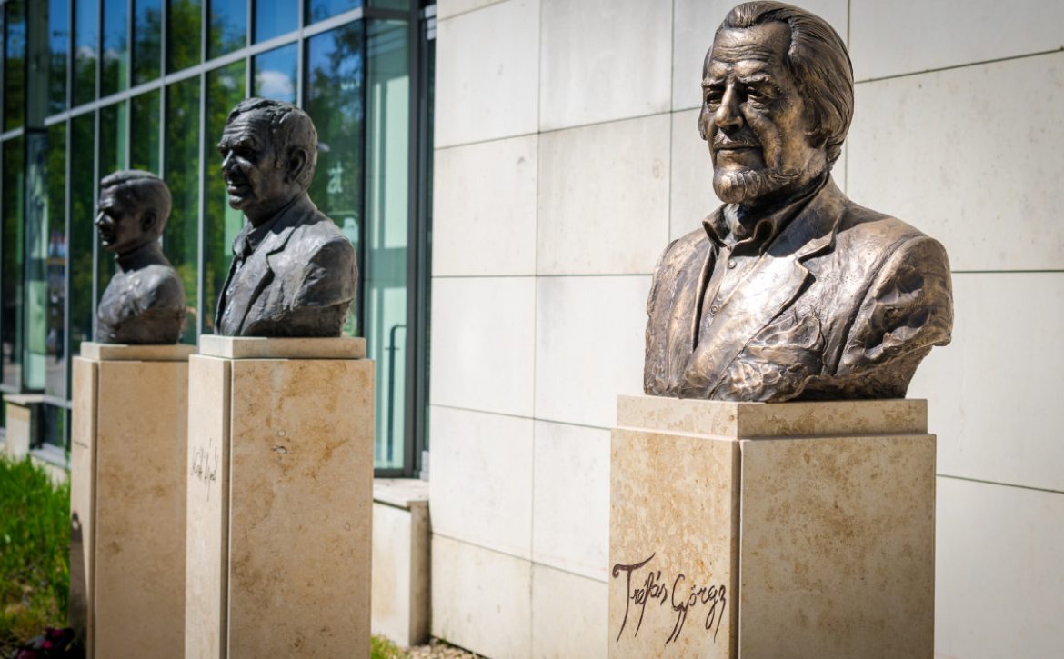 Debrecen Unveils Statue of Legendary Opera Singer György Tréfás