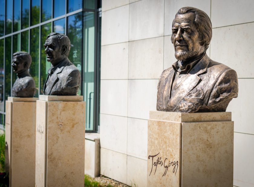 Debrecen Unveils Statue of Legendary Opera Singer György Tréfás