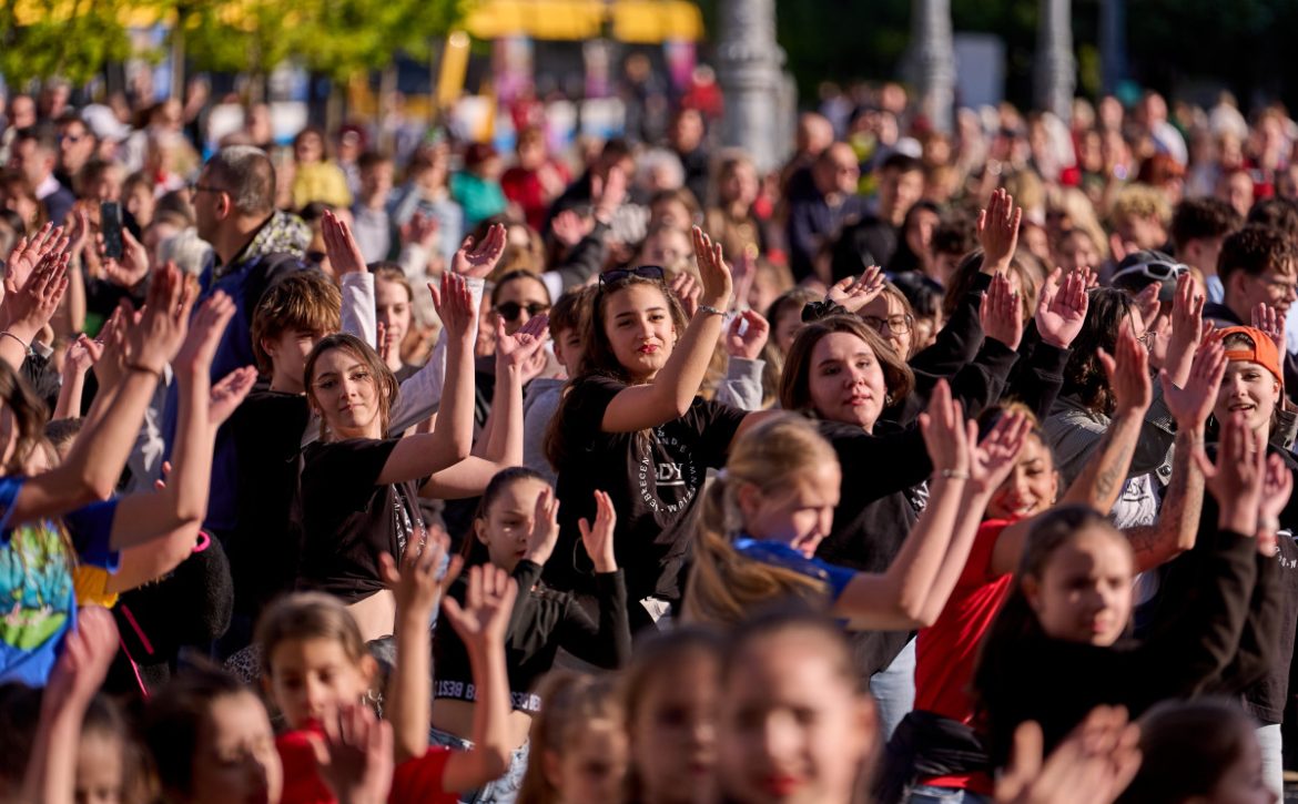 Over 1,000 Take Part in “Move, Debrecen!” Dance Flashmob on Kossuth Square