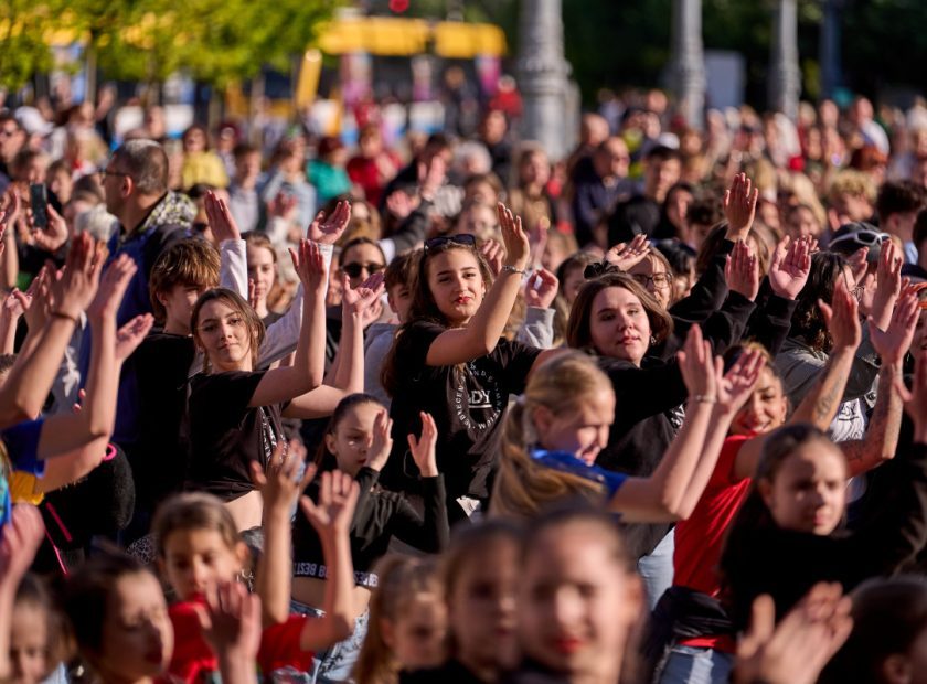 Over 1,000 Take Part in “Move, Debrecen!” Dance Flashmob on Kossuth Square