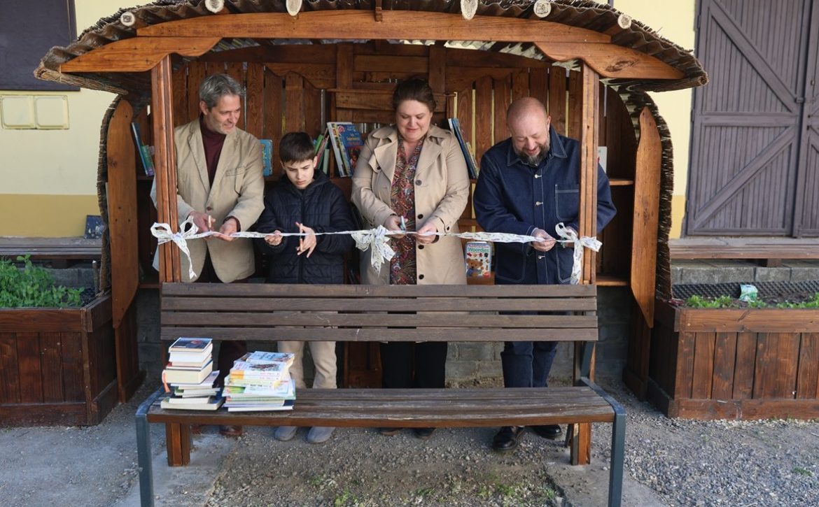 Community Bookshelf Inaugurated in Debrecen
