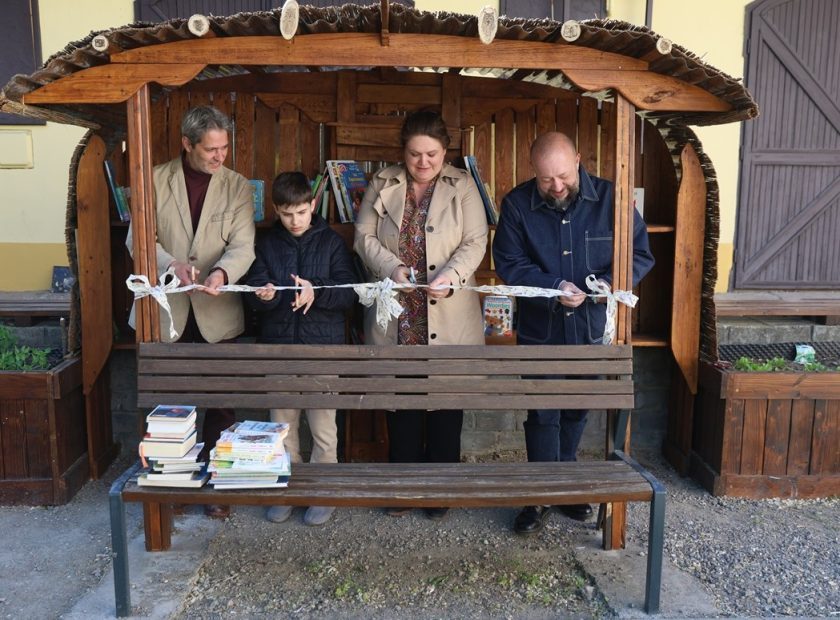 Community Bookshelf Inaugurated in Debrecen
