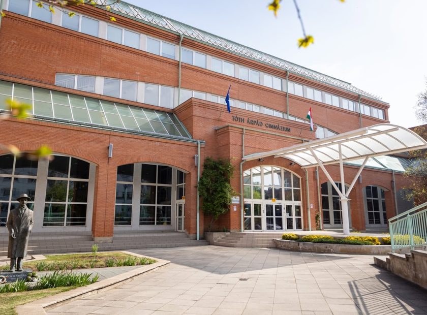 TÃģth ÃrpÃĄd Secondary School Celebrates 70th Anniversary